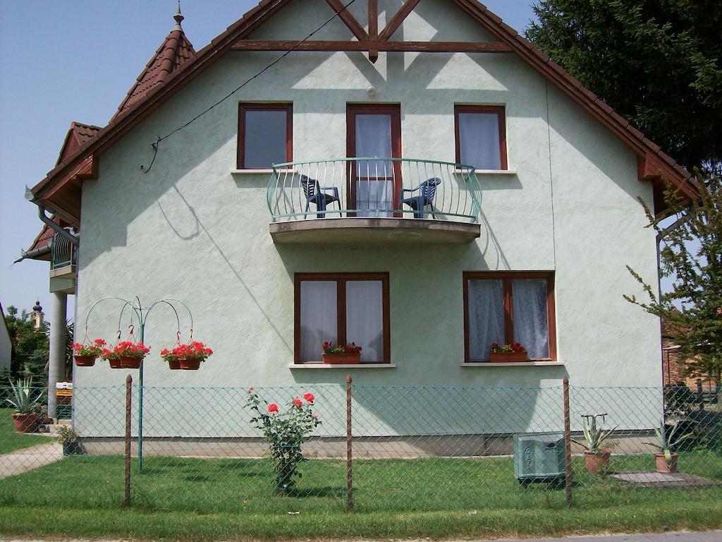 Borostyán Vendégház Balatonkeresztúr Habitación foto